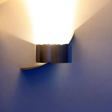 Luce a led da parete in acciaio inox e naturale